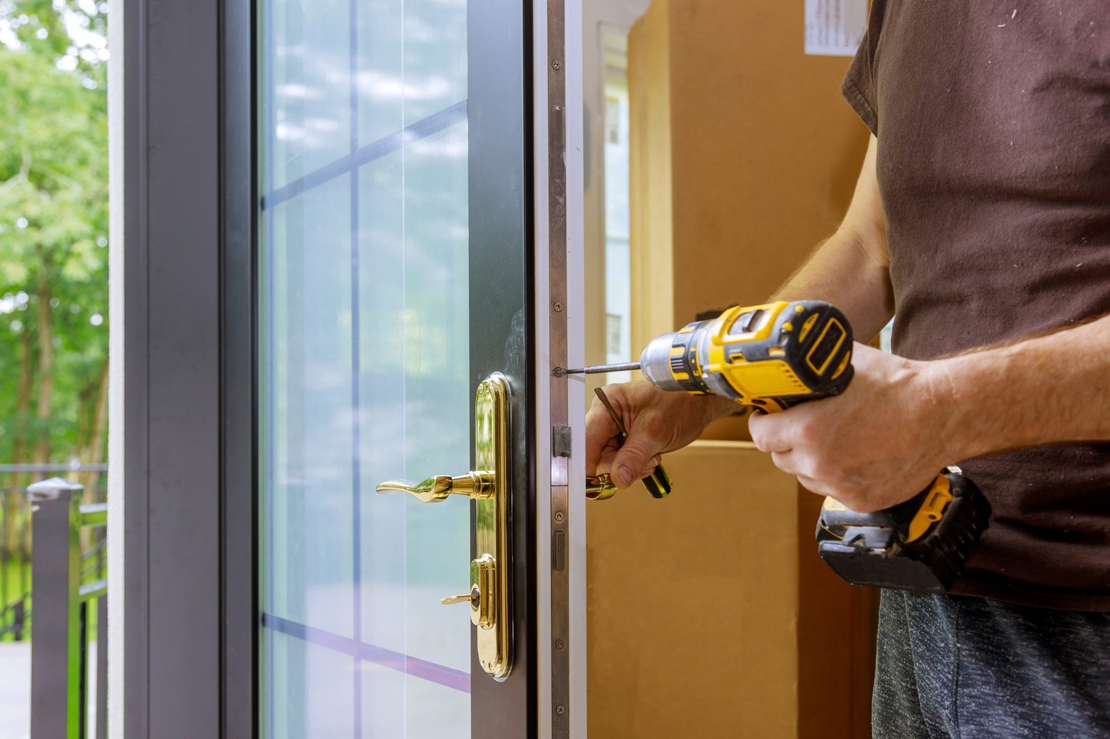 Install the door handle with a lock, Carpenter tighten the screw, using an electric drill screwdriver,