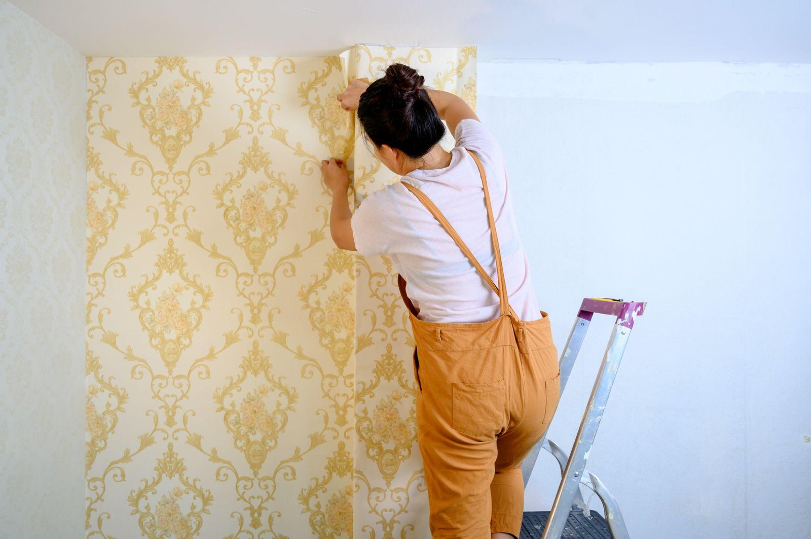 Wallpaper stripping and hanging